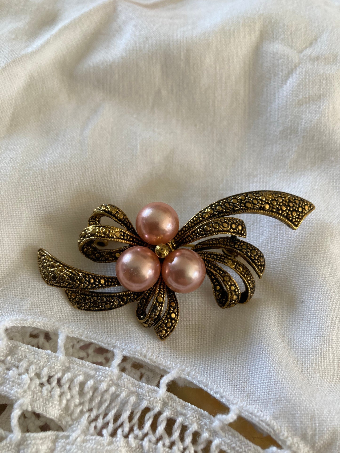 Vintage faux Pearl and gold tone brooch, vintage gold and pink brooch, clip on brooch, ornate vintage brooch