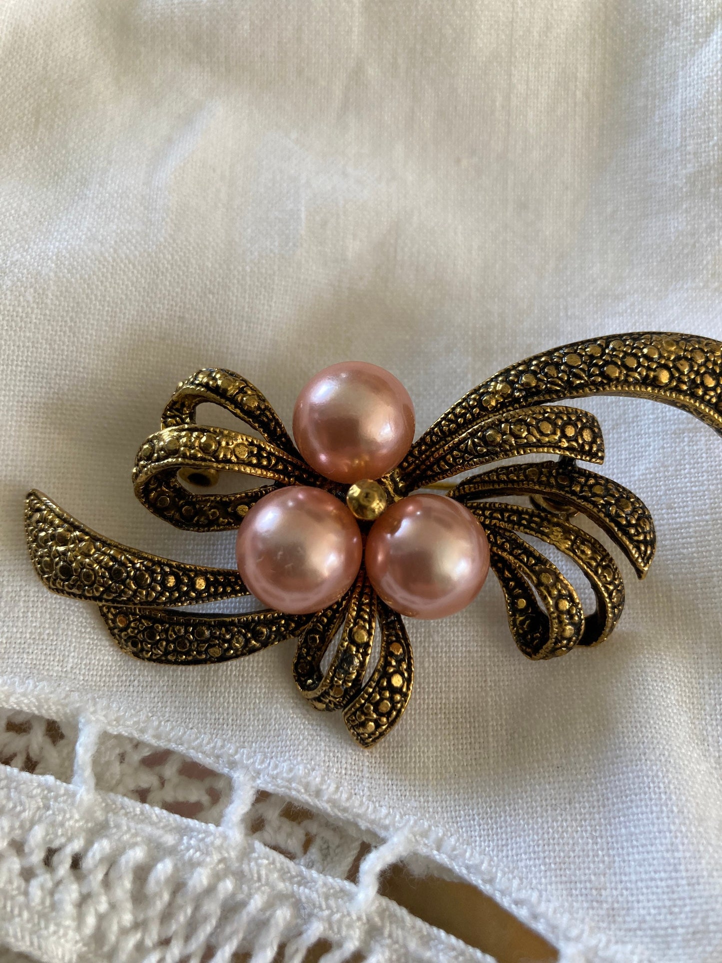 Vintage faux Pearl and gold tone brooch, vintage gold and pink brooch, clip on brooch, ornate vintage brooch