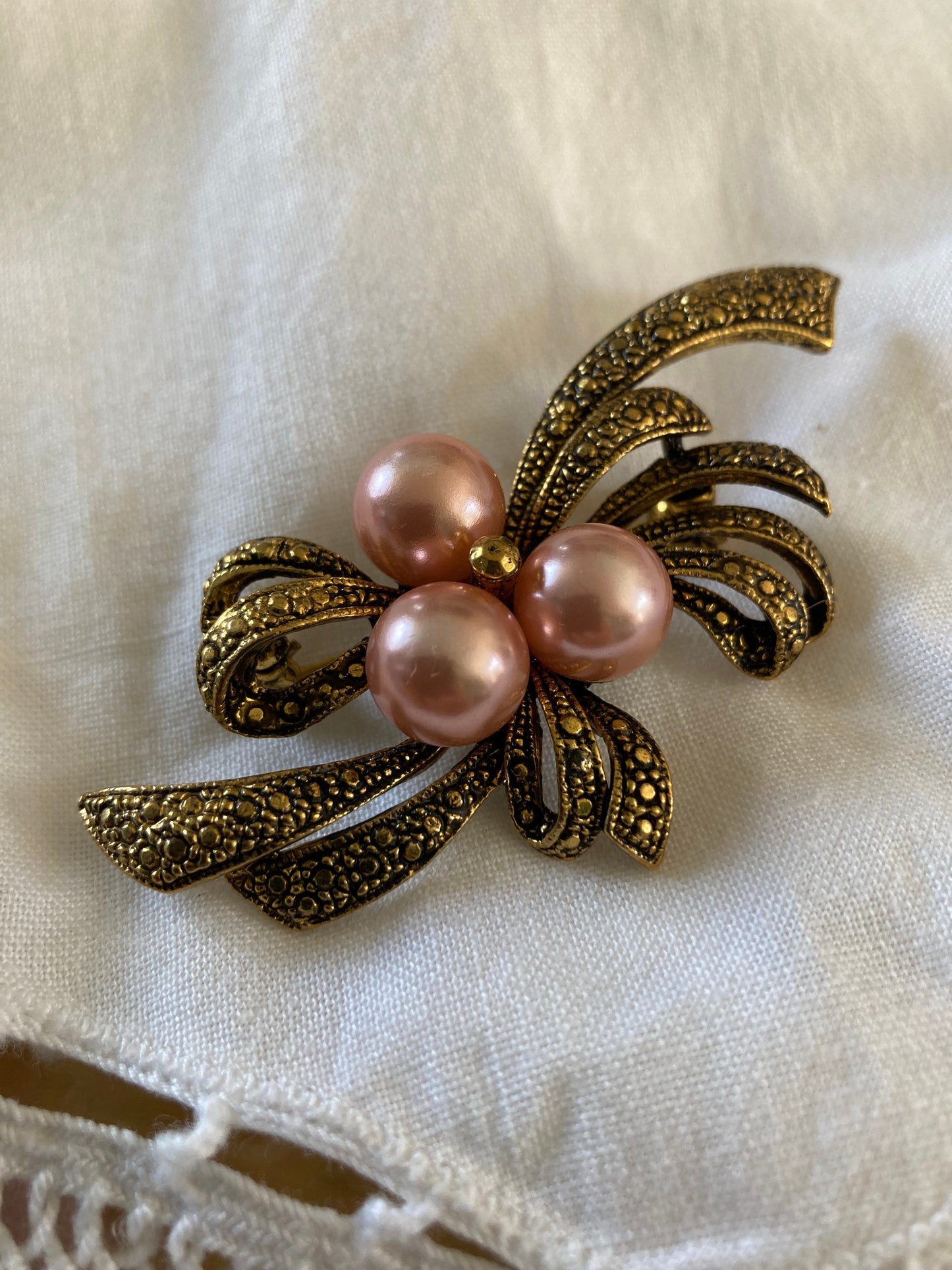 Vintage faux Pearl and gold tone brooch, vintage gold and pink brooch, clip on brooch, ornate vintage brooch