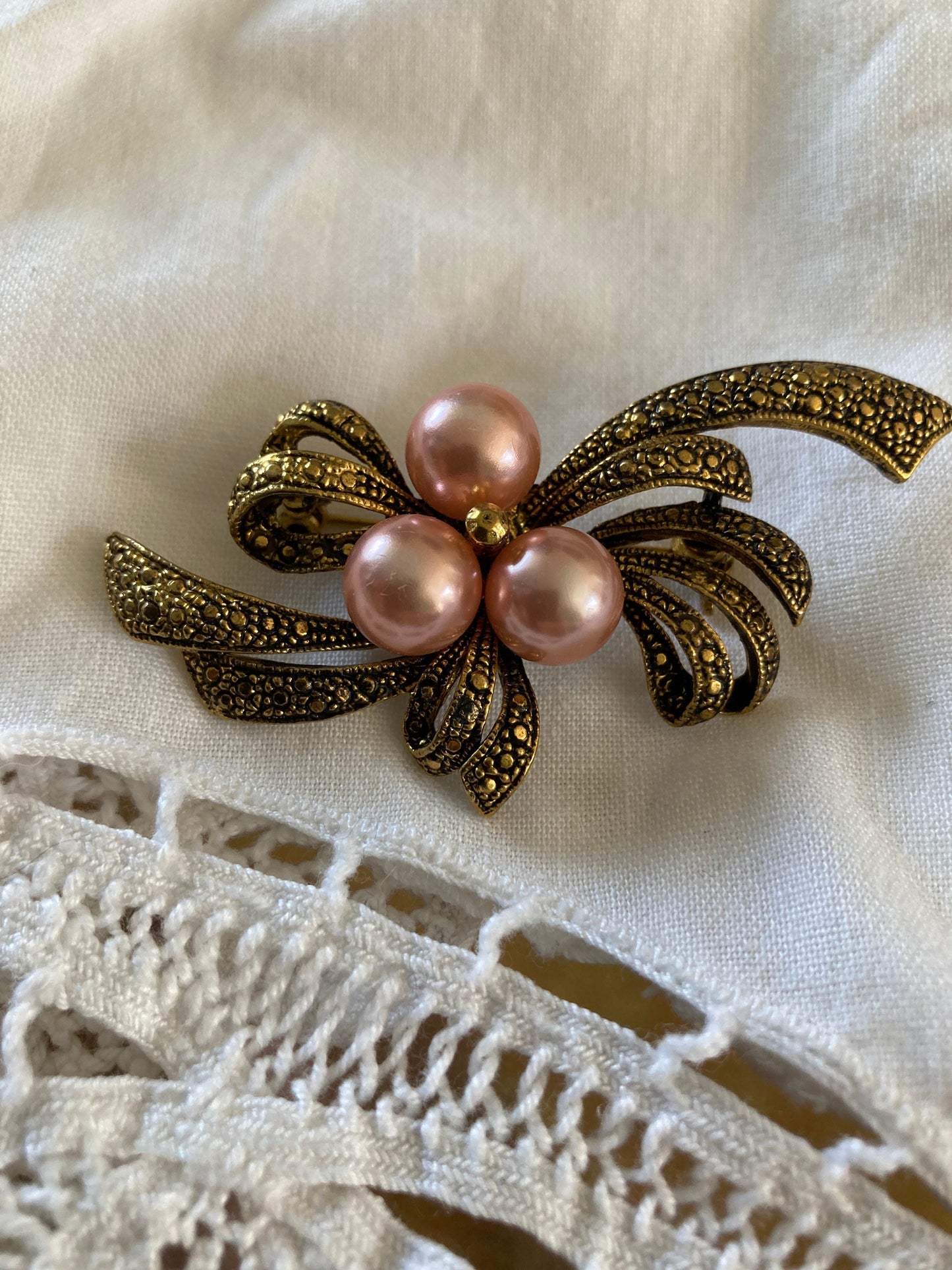 Vintage faux Pearl and gold tone brooch, vintage gold and pink brooch, clip on brooch, ornate vintage brooch